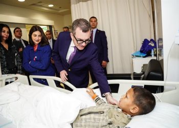 وزير التخطيط والتنمية الاقتصادية يقوم بزيارة تفقدية إلى مستشفى أهل مصر لعلاج الحروق