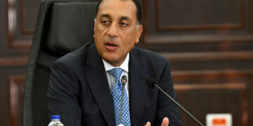 رئيس الوزراء: زيادة استثنائية في أجور المعلمين والعاملين بالقطاع الصحي