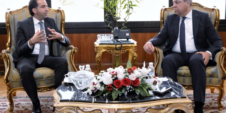 وزير الطيران المدني يبحث مع مايكروسوفت تعزيز التعاون في التحول الرقمي وتكنولوجيا المعلومات