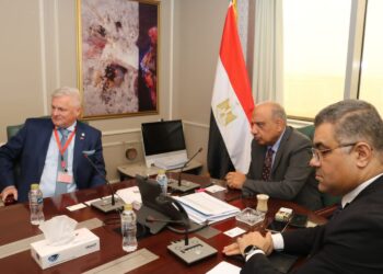 وزير الكهرباء يبحث مع “باوكو” الألمانية توطين صناعة مواسير وأنابيب الضغط