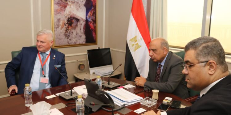 وزير الكهرباء يبحث مع “باوكو” الألمانية توطين صناعة مواسير وأنابيب الضغط