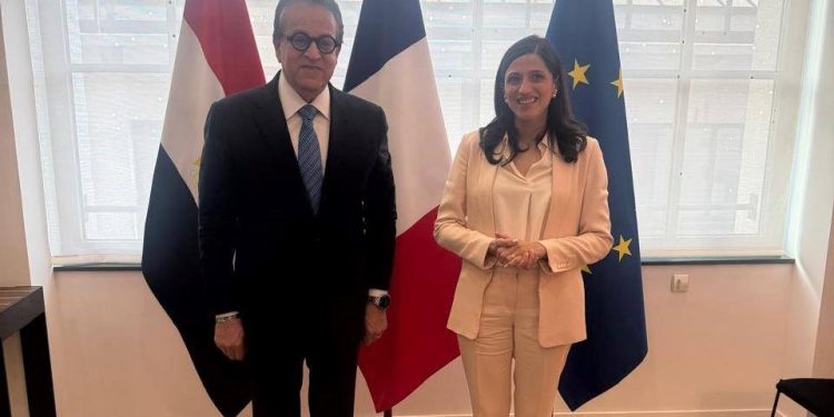 وزير الصحة يلتقي وزيرة الدولة الفرنسية لبحث تعزيز الشراكات في «الصحة الواحدة»