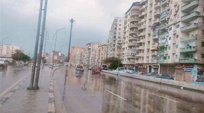 أمطار على مناطق متفرقة بالقاهرة الآن وغطاء سحابى يحجب أشعة الشمس