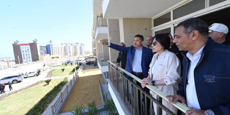 وزيرة الإسكان تتفقد مشروعات مارينا 8 و”بوغاز 24″ والممشى السياحي بمارينا