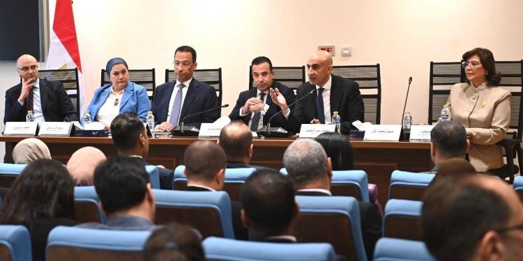 وزير التعليم يناقش قانون حماية الأطفال من مخاطر السوشيال ميديا