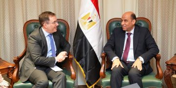 وزير العمل يلتقي سفير المملكة المتحدة بالقاهرة لبحث تعزيز التعاون في التدريب المهني وتشغيل الشباب وتمكين المرأة