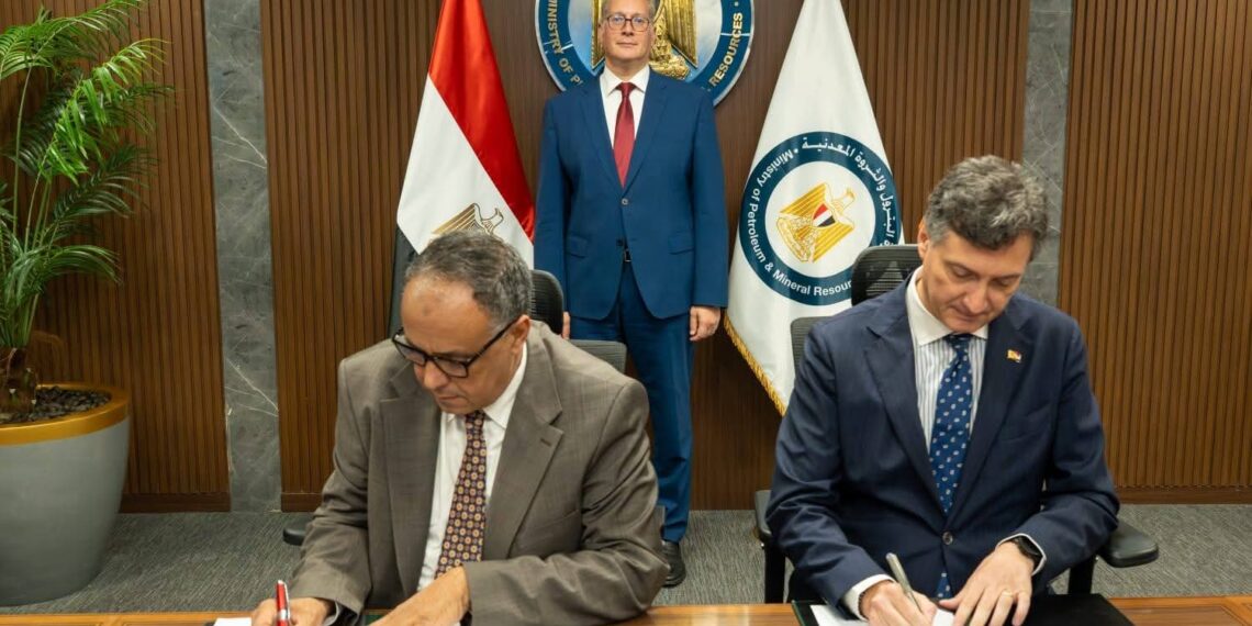 وزير البترول يشهد توقيع مذكرة نوايا مع “إيني” لتجديد الالتزام بمنطقة شمال بورسعيد