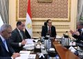 رئيس الوزراء يتابع مع وزيرى المالية والبترول عددًا من ملفات العمل المشترك
