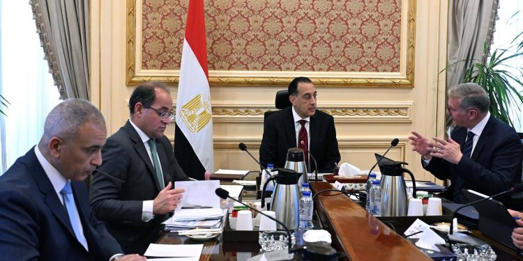 رئيس الوزراء يتابع مع وزيرى المالية والبترول عددًا من ملفات العمل المشترك