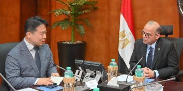 وزير الاستثمار يبحث مع قيادات “سامسونج” و”إل جي” خطط التوسع الاستثماري وزيادة نسبة المكون المحلي