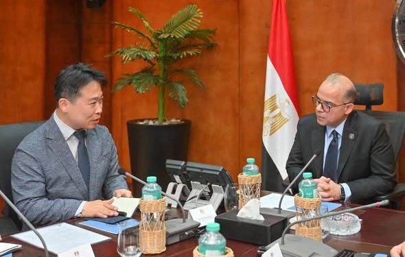 وزير الاستثمار يبحث مع قيادات “سامسونج” و”إل جي” خطط التوسع الاستثماري وزيادة نسبة المكون المحلي