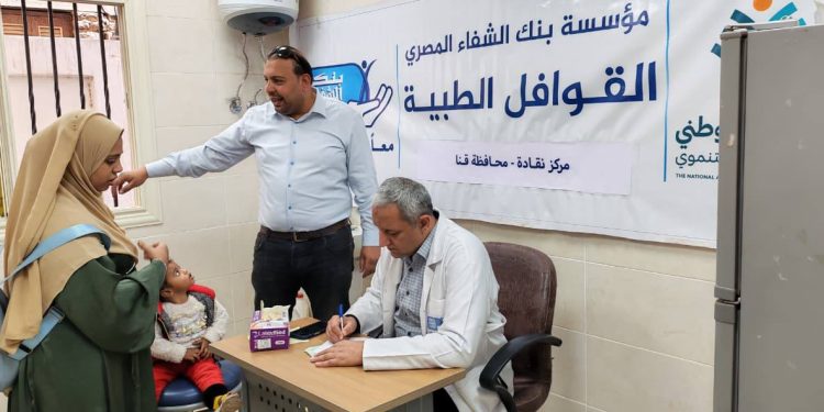 رئيس الوزراء يستعرض جهود اللجنة الطبية العليا والاستغاثات بمجلس الوزراء