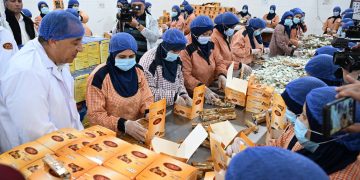 رئيس الوزراء يتفقد شركة ” الطحان” المتخصصة في تصنيع وتعبئة التمور