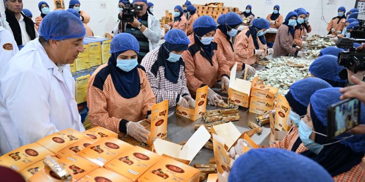 رئيس الوزراء يتفقد شركة ” الطحان” المتخصصة في تصنيع وتعبئة التمور