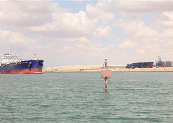 وحدات قناة السويس تنجح في إنقاذ طاقم صال خدمات بحرية ونقل شحنته بعد اندلاع حريق