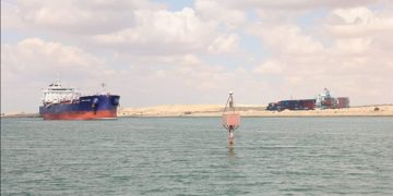 وحدات قناة السويس تنجح في إنقاذ طاقم صال خدمات بحرية ونقل شحنته بعد اندلاع حريق