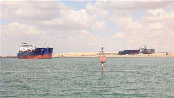 وحدات قناة السويس تنجح في إنقاذ طاقم صال خدمات بحرية ونقل شحنته بعد اندلاع حريق