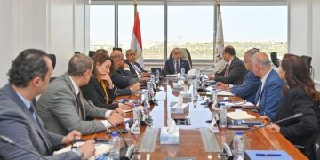 وزير الاستثمار يبحث مع القابضة للسياحة ووحدة “الشركات المملوكة للدولة” فرص تعظيم عوائد الأصول والتوسع في أفريقيا