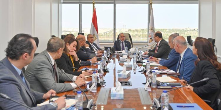 وزير الاستثمار يبحث مع القابضة للسياحة ووحدة “الشركات المملوكة للدولة” فرص تعظيم عوائد الأصول والتوسع في أفريقيا