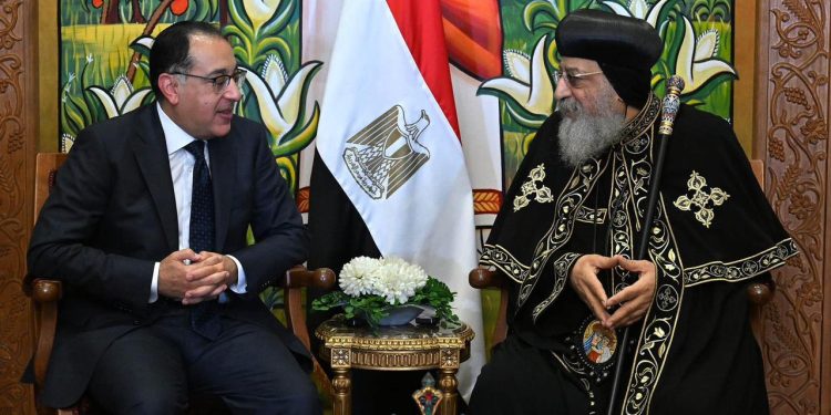رئيس الوزراء يهنئ قداسة البابا تواضروس الثاني بعيد القيامة المجيد
