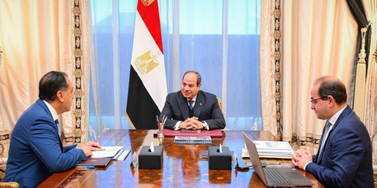 الرئيس السيسي يجتمع مع رئيس الوزراء ووزير المالية