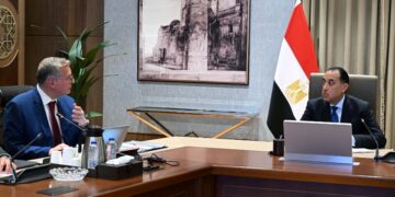 رئيس الوزراء يلتقي وزير البترول والثروة المعدنية لاستعراض عددٍ من ملفات عمل الوزارة