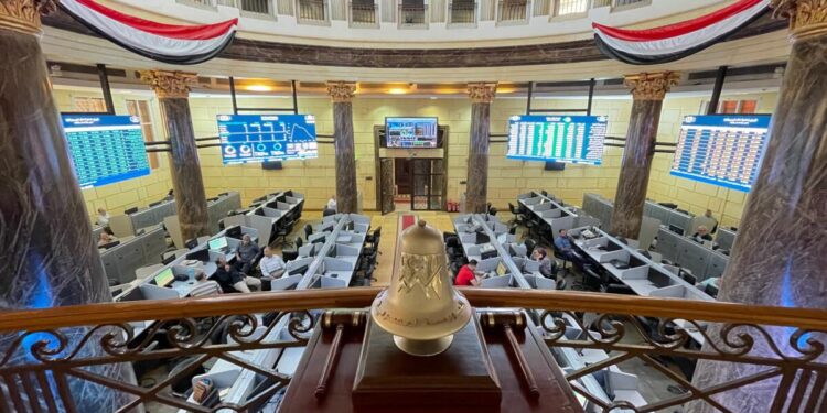 هبوط مؤشرات البورصة المصرية مع استحواذ القابضة للنقل على 888 مليون جنيه بالإسكندرية للحاويات